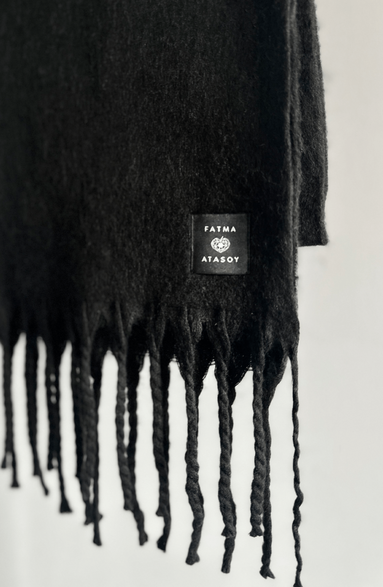 Püsküllü Siyah Şal - Fatma Atasoy