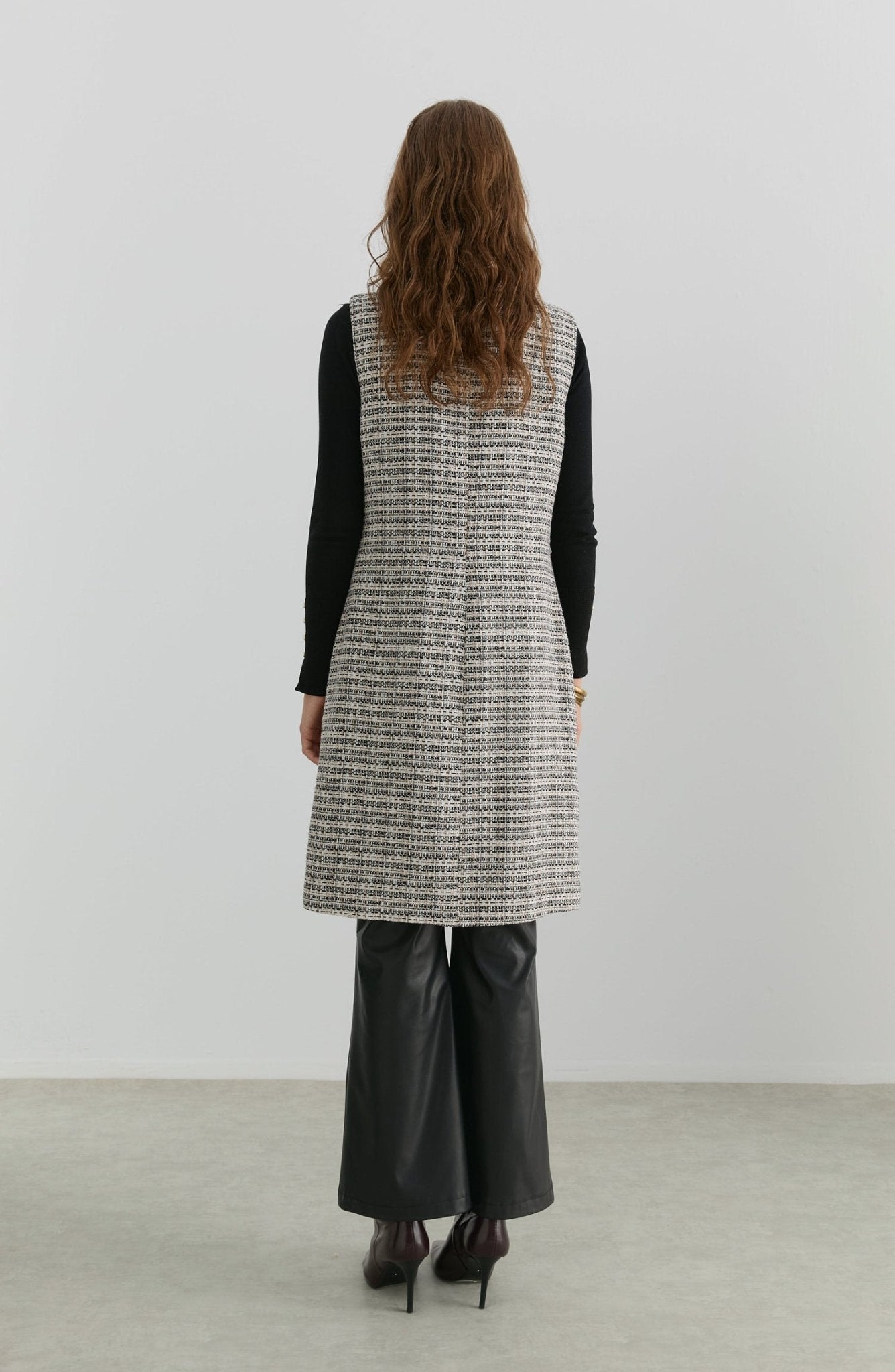 Püsküllü Siyah Tüvit Yelek - Fatma Atasoy