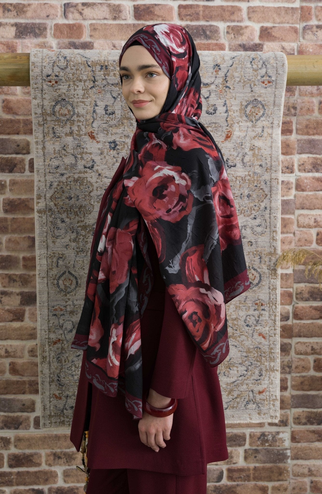 Rose Desenli Siyah Bordo Crash Şal - Fatma Atasoy