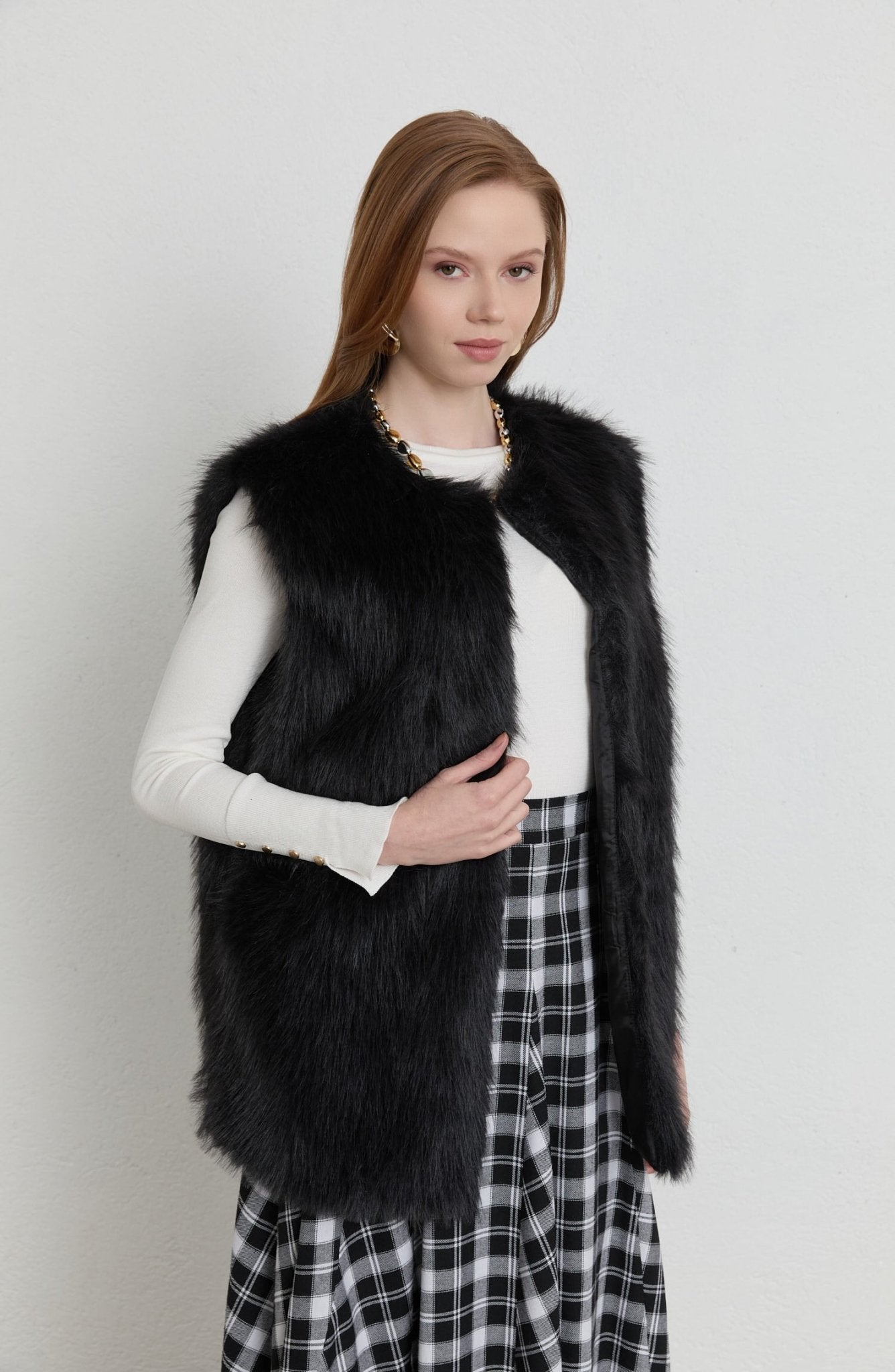 Tüylü Siyah Kürk Yelek - Fatma Atasoy