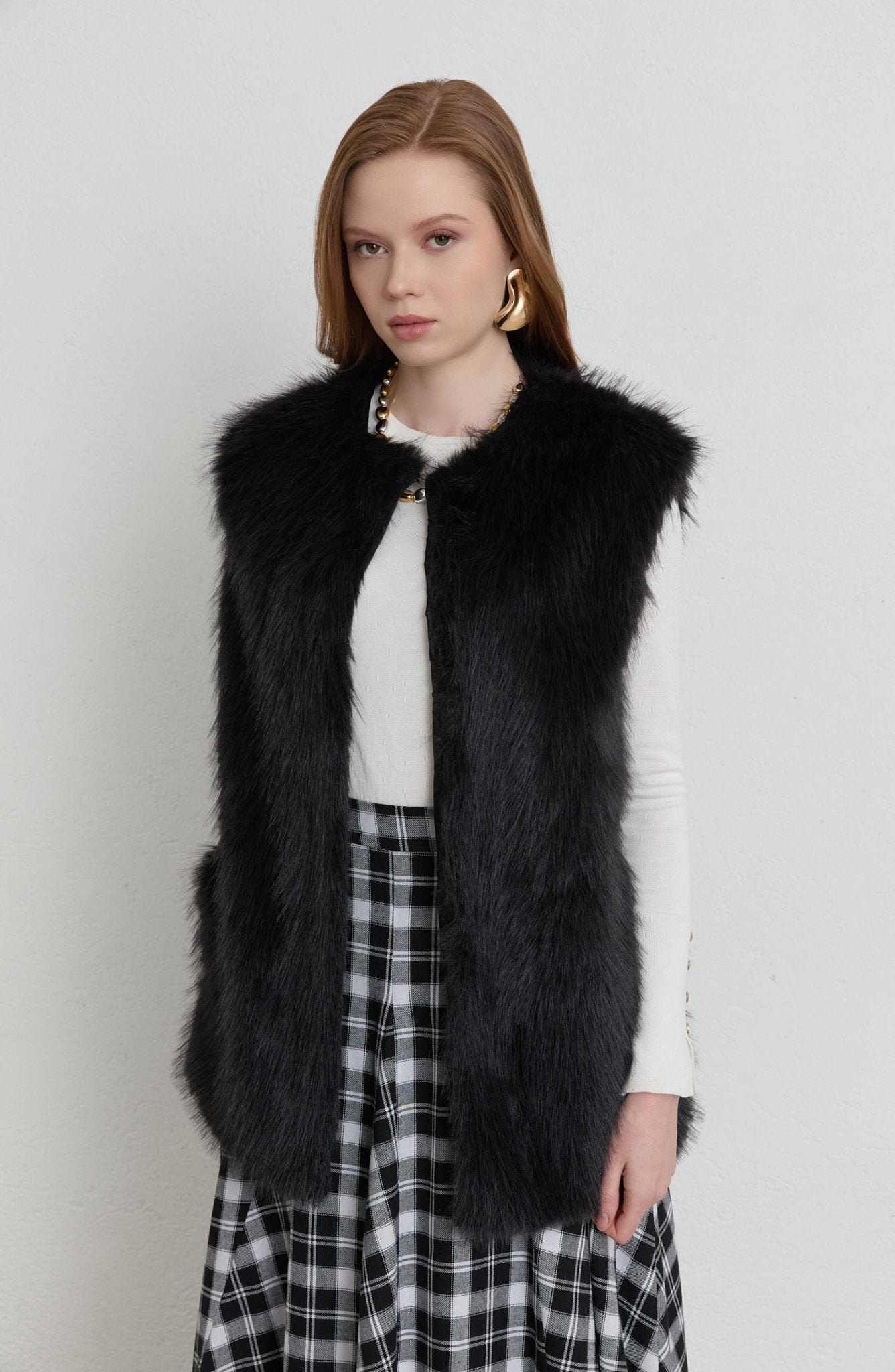 Tüylü Siyah Kürk Yelek - Fatma Atasoy