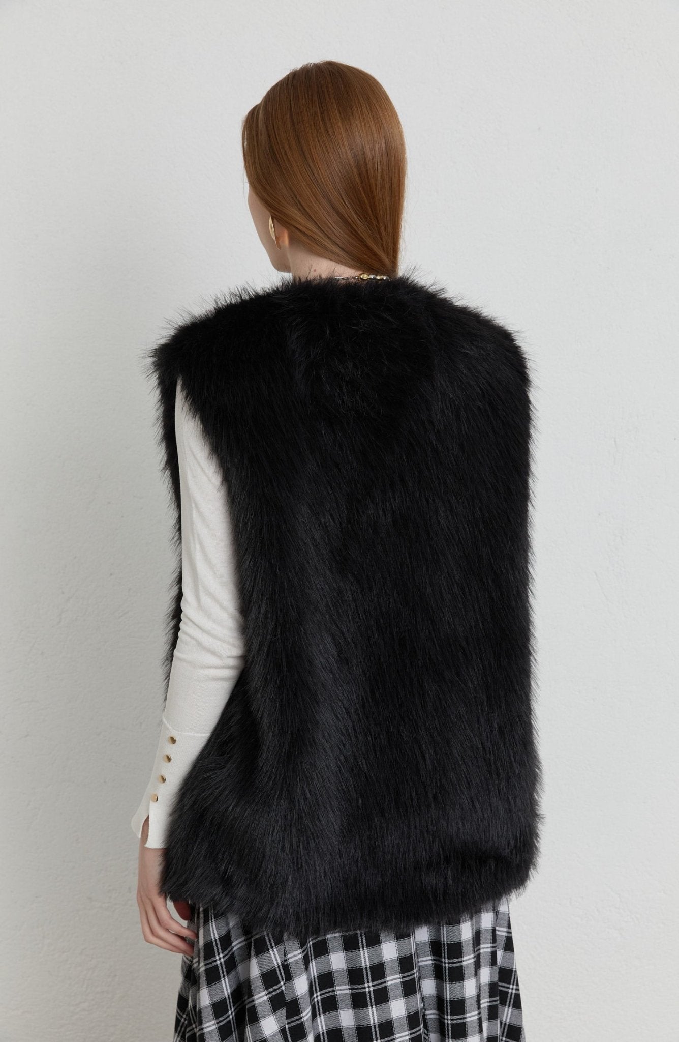 Tüylü Siyah Kürk Yelek - Fatma Atasoy