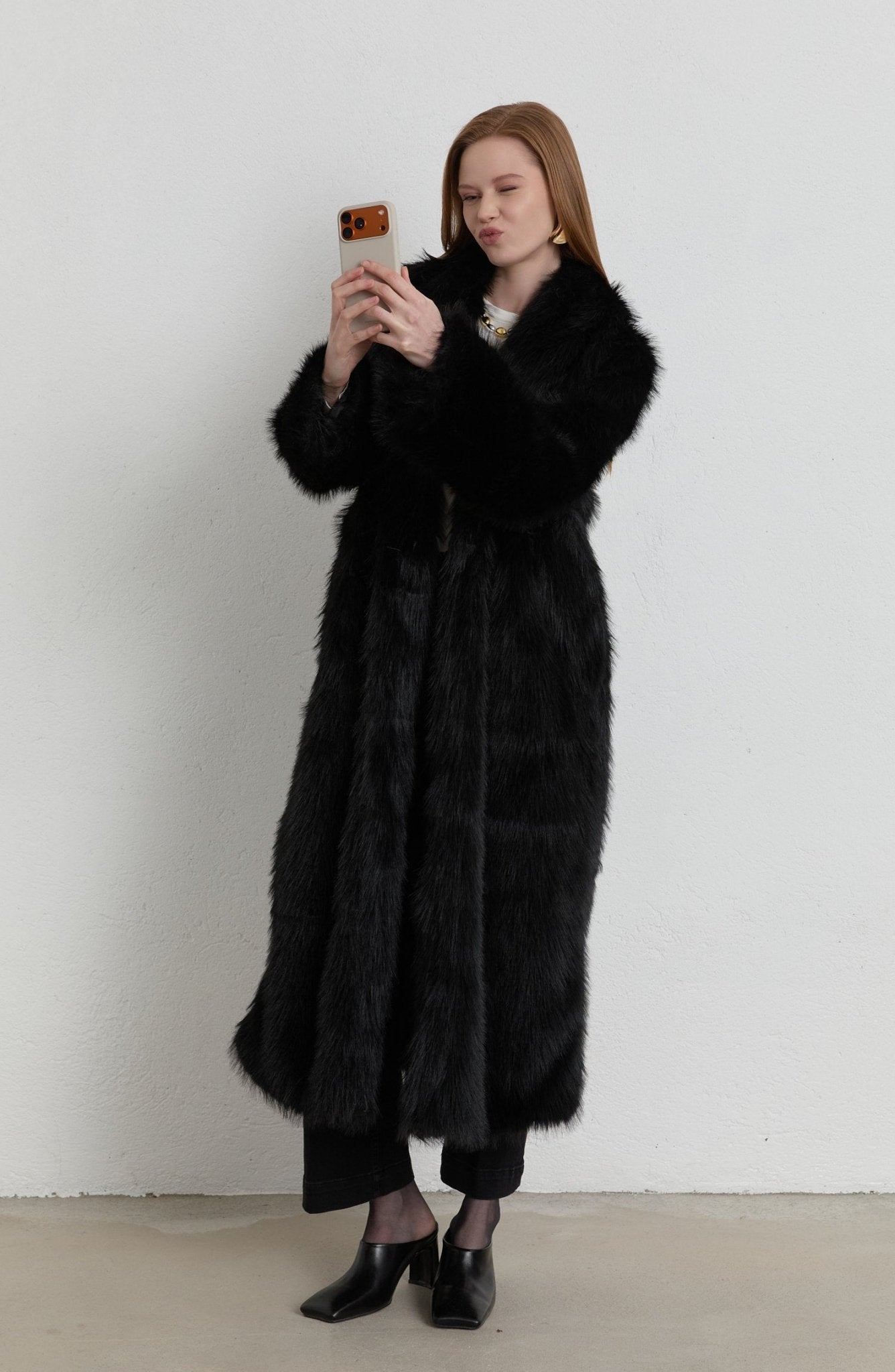 Tüylü Siyah Maksi Kürk Kaban - Fatma Atasoy