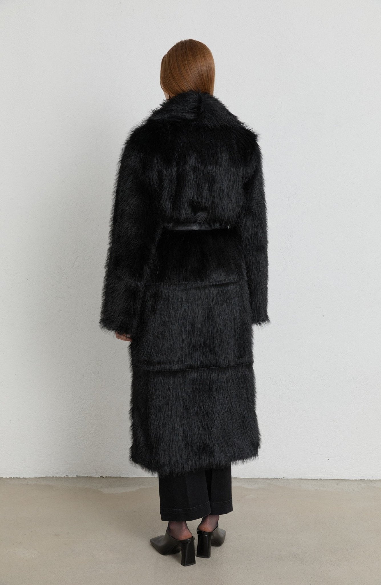 Tüylü Siyah Maksi Kürk Kaban - Fatma Atasoy