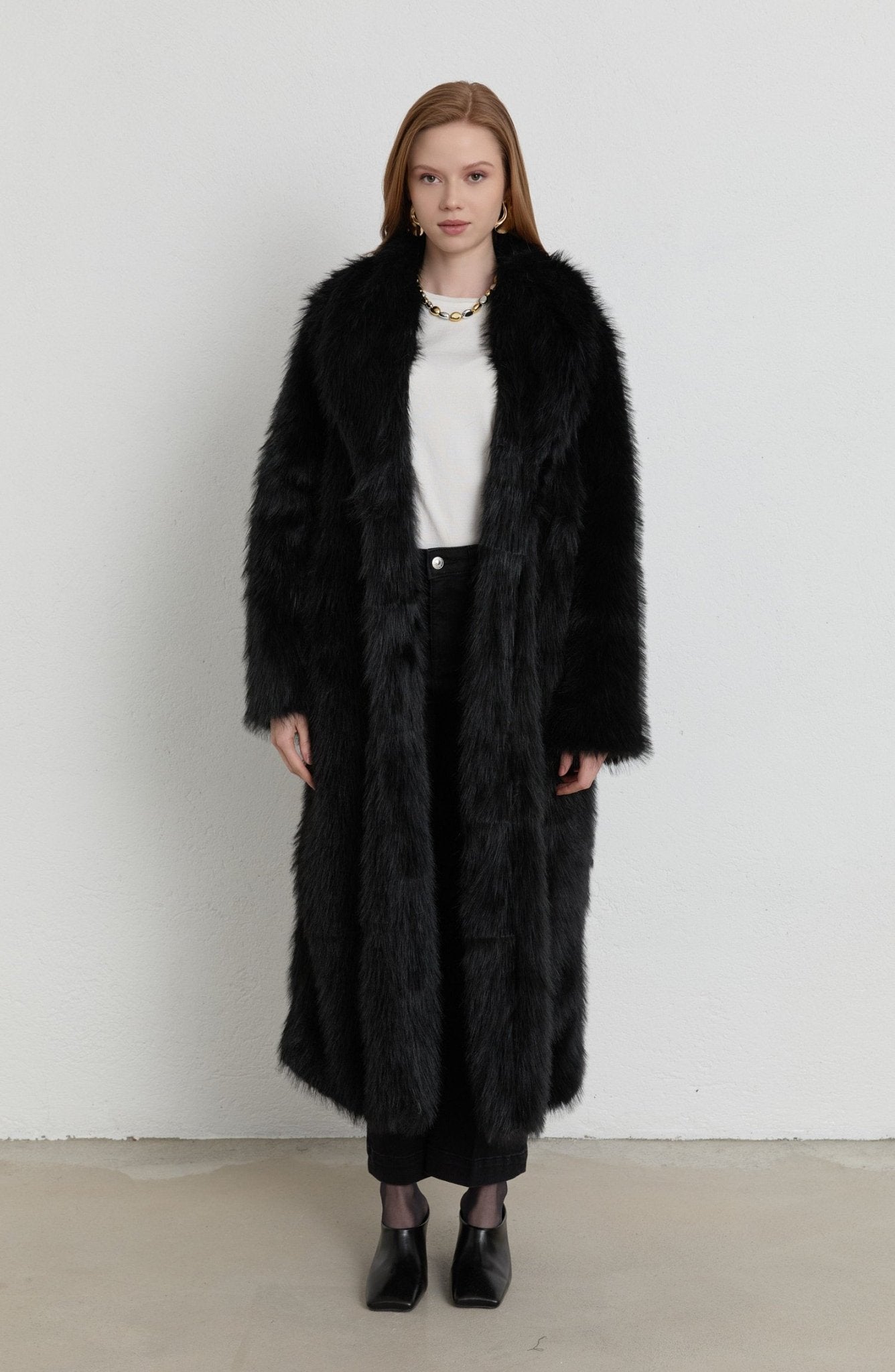 Tüylü Siyah Maksi Kürk Kaban - Fatma Atasoy