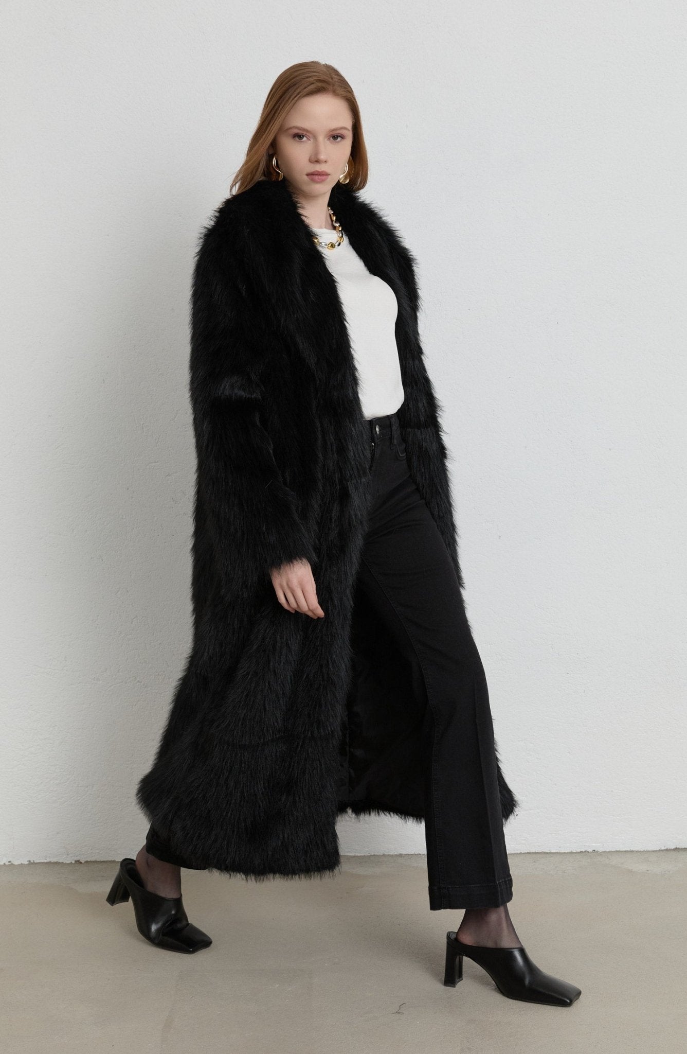 Tüylü Siyah Maksi Kürk Kaban - Fatma Atasoy