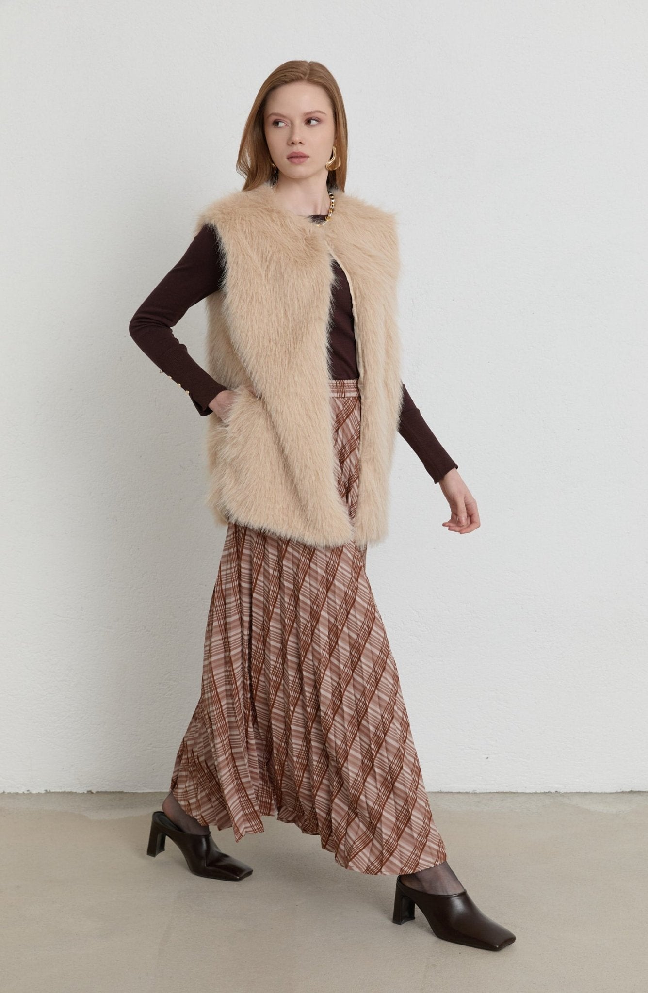 Tüylü Taş Kürk Yelek - Fatma Atasoy