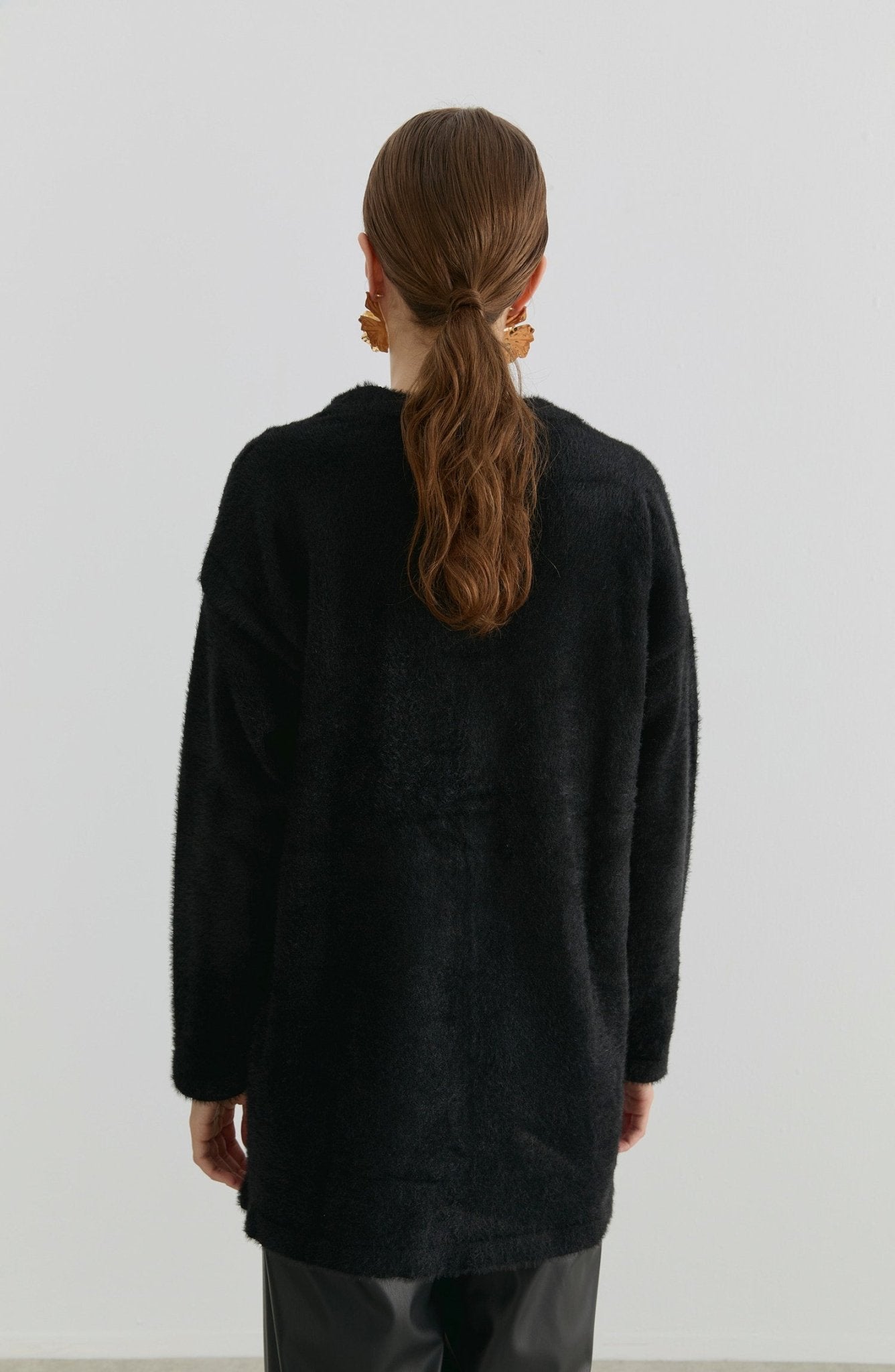 V Yaka Siyah Yumoş Triko Hırka - Fatma Atasoy