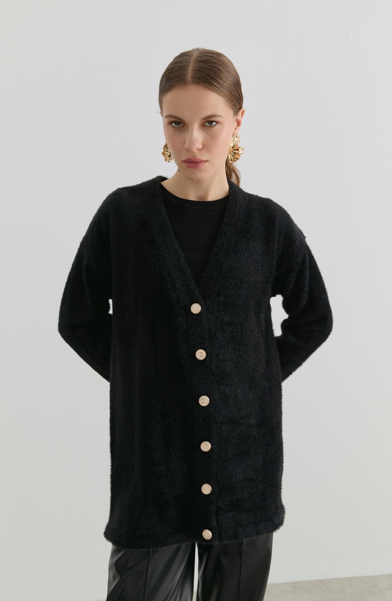 V Yaka Siyah Yumoş Triko Hırka - Fatma Atasoy