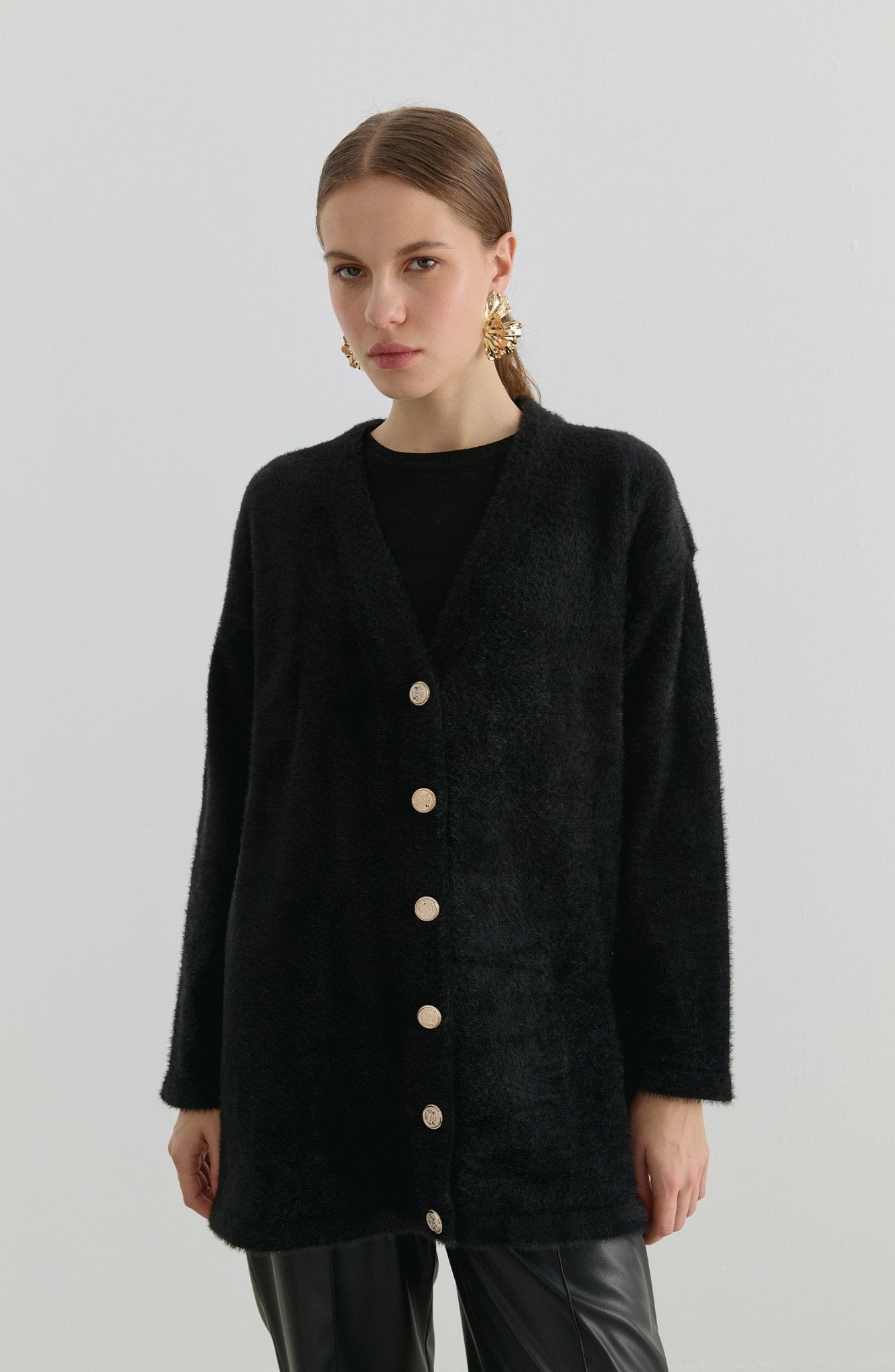 V Yaka Siyah Yumoş Triko Hırka - Fatma Atasoy